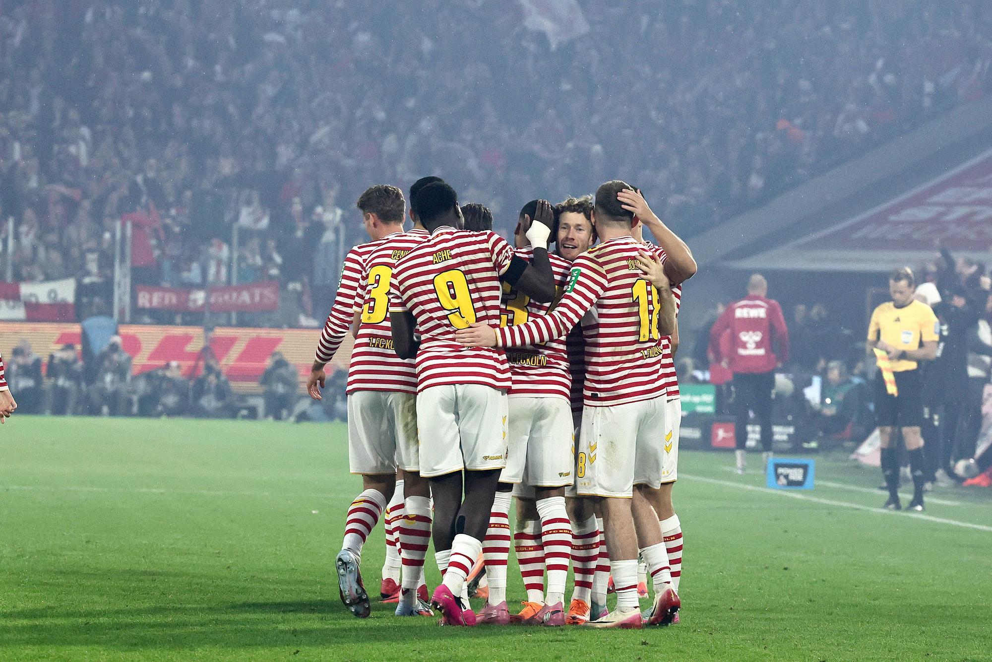 Die FC-Profis jubeln in ihren rot-weiß gestreiften Karnevalstrikot.
