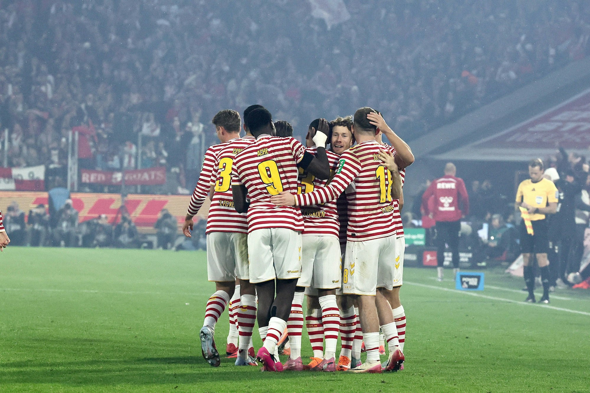 Die FC-Profis jubeln in ihren rot-weiß gestreiften Karnevalstrikot.