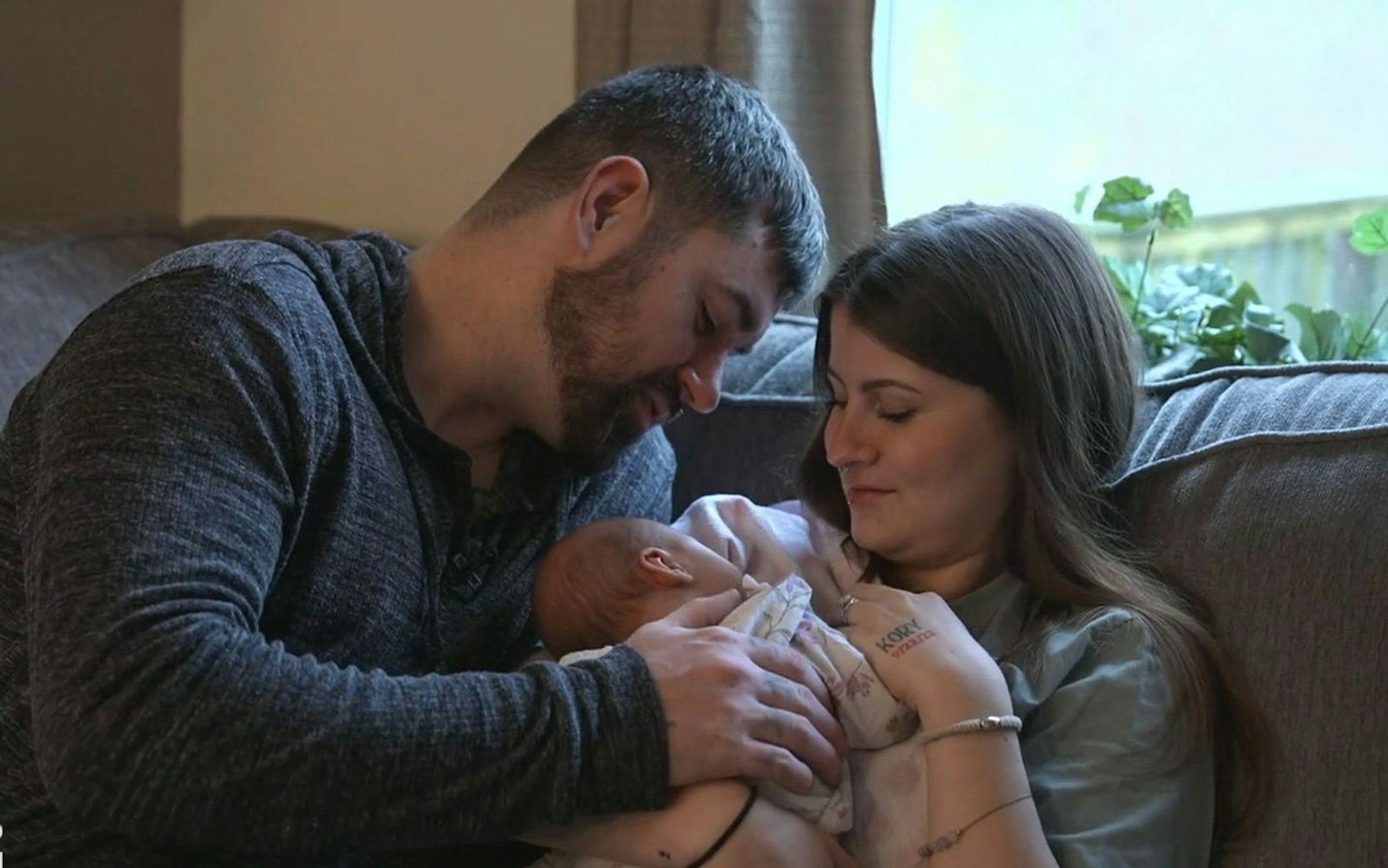 Eine glückliche Familie - doch hinter Kory und Rebecca liegen harte Zeiten. (Bild: VOX)