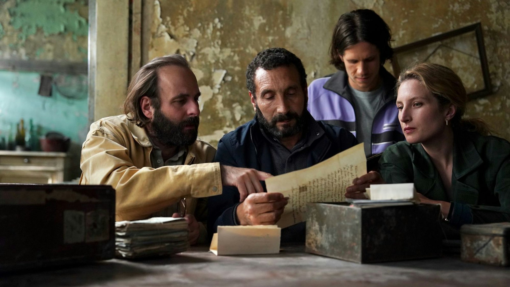 Guy (Vincent Macaigne, links), Abdel (Zinedine Soualem, zweiter von links), Seb (Abraham Wapler) und Céline (Julia Piaton) finden Erstaunliches über ihre Ahnin heraus. (Bild: STUDIOCANAL /Emmanuelle Jacobson-Roques)