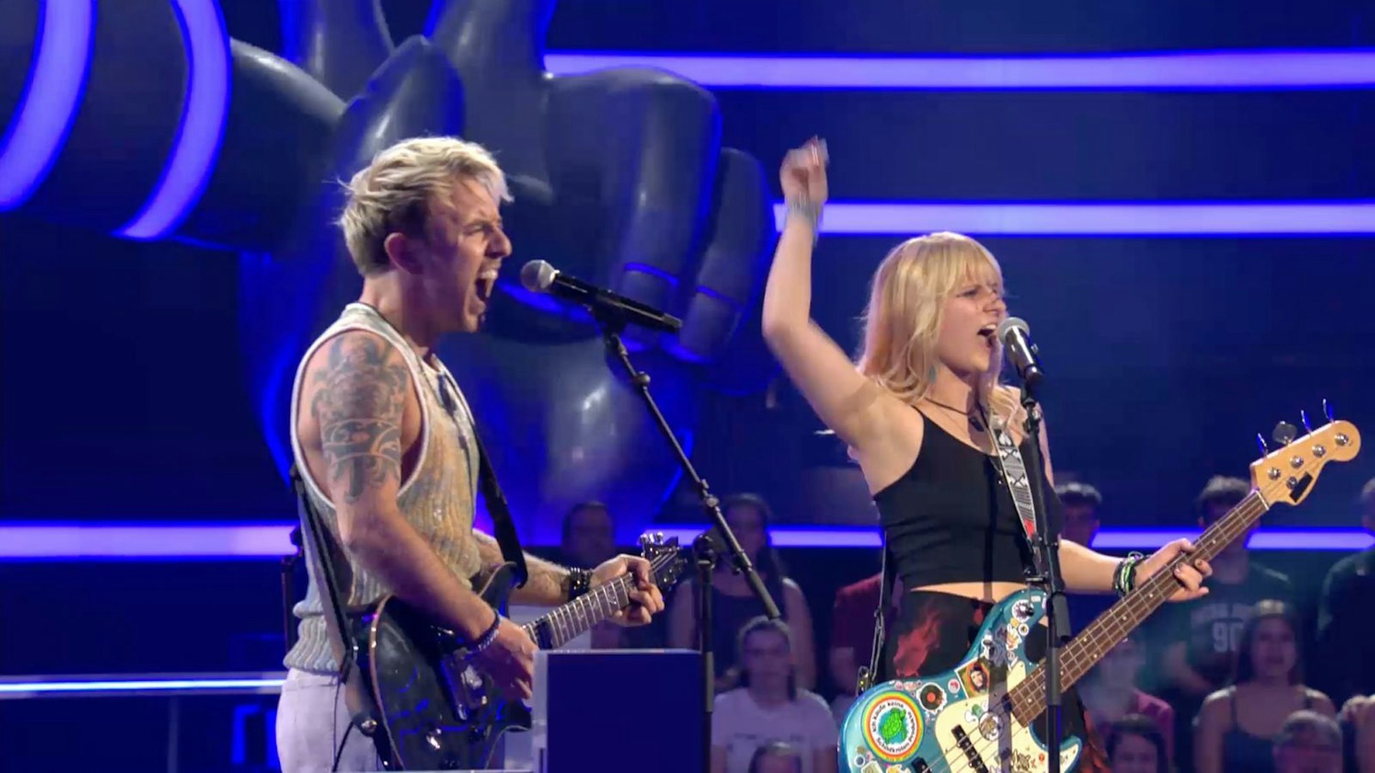 Julia und Andrea sind ein Spitzenteam, doch Rea Garvey hat nur noch Platz für ein Talent: Andrea. Vor Freude nimmt er Julia Huckepack und sie feiern gemeinsam seinen Sieg. (Bild: Joyn)