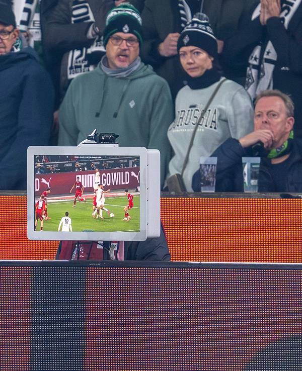 Schiedsrichter Deniz Aytekin überprüft per eine Szene vor dem Strafstoß am 8. November beim Spiel zwischen Mönchengladbach und dem 1. FC Köln (3:1).
