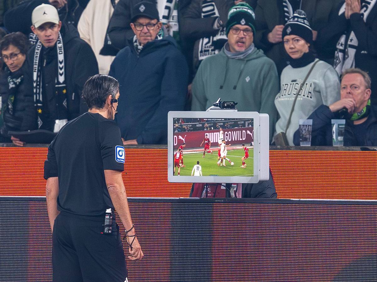 Schiedsrichter Deniz Aytekin überprüft per eine Szene vor dem Strafstoß am 8. November beim Spiel zwischen Mönchengladbach und dem 1. FC Köln (3:1).