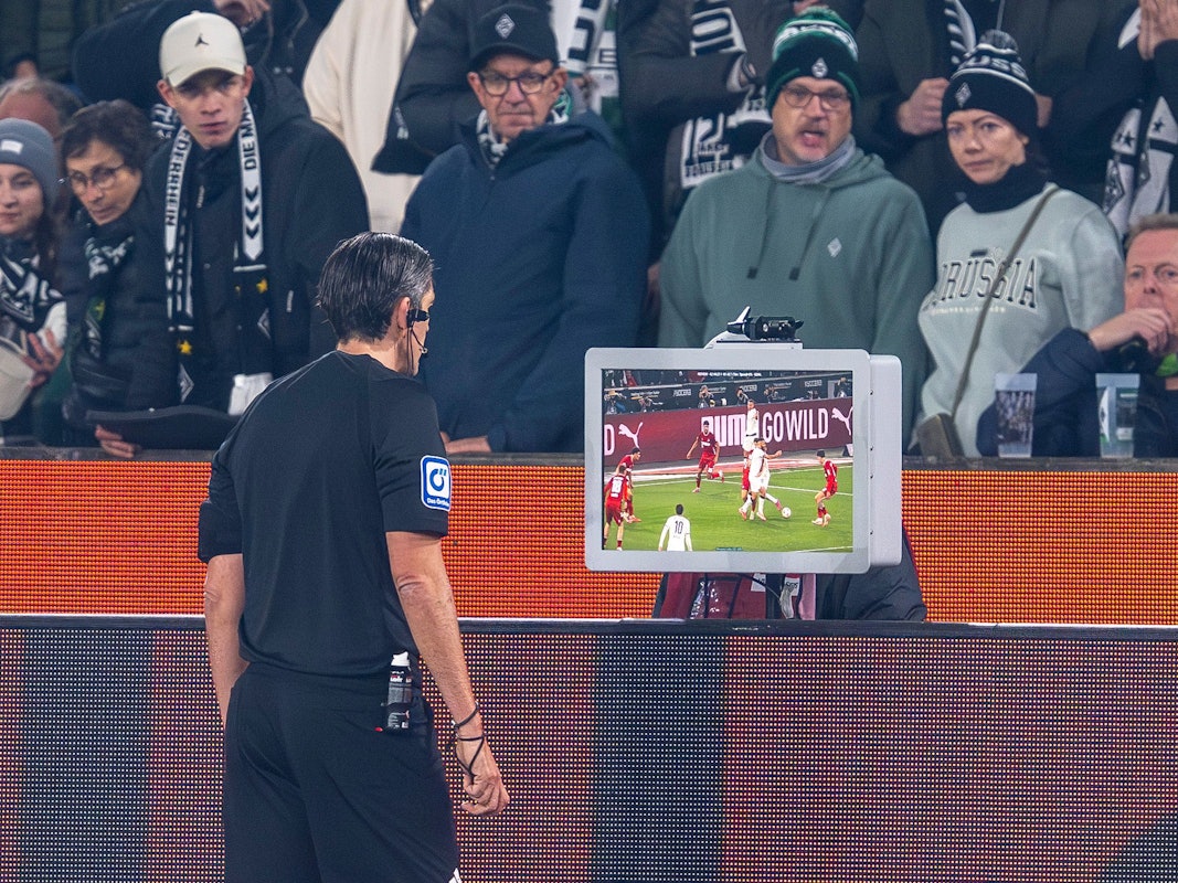 Schiedsrichter Deniz Aytekin überprüft per eine Szene vor dem Strafstoß am 8. November beim Spiel zwischen Mönchengladbach und dem 1. FC Köln (3:1).