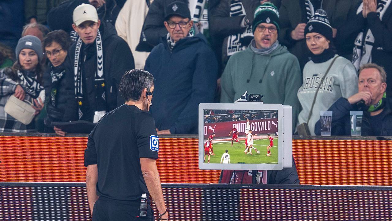 Schiedsrichter Deniz Aytekin überprüft per eine Szene vor dem Strafstoß am 8. November beim Spiel zwischen Mönchengladbach und dem 1. FC Köln (3:1).