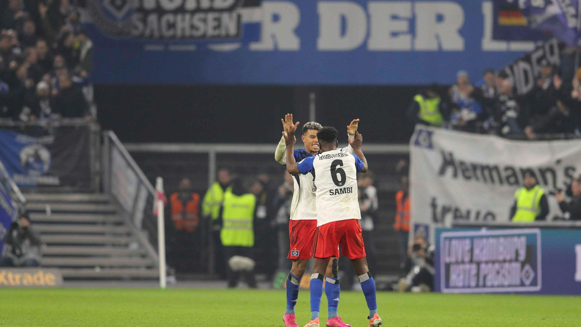 Foto : Jubel bei den HSV Spielern nach dem 1-1 Ausgleich von Ransford Königsdörffer Fussball 1. Liga , 10. Spieltag am Sa. 08.11.2025 Hamburger SV - Borussia Dortmund