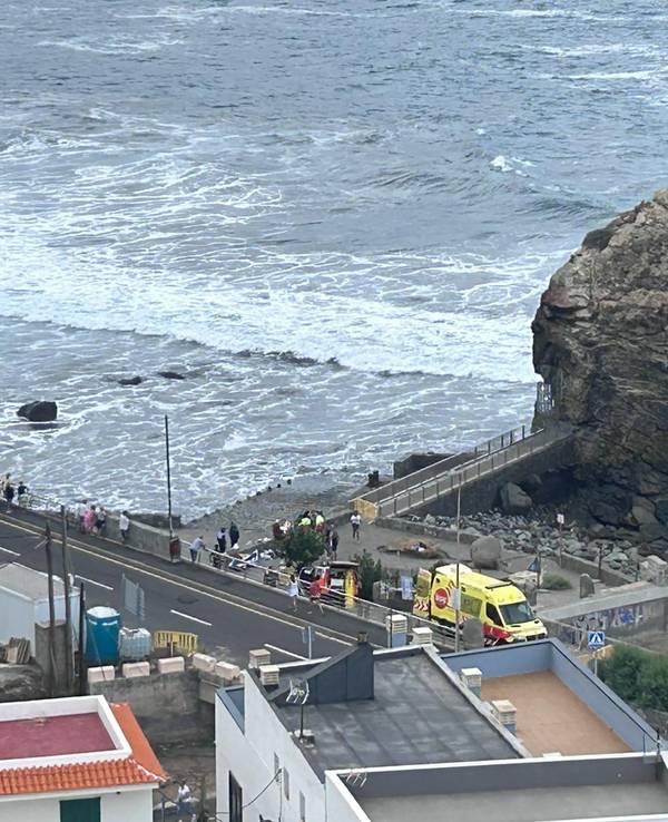 Einsatzkräfte stehen beim Strand von Roque de Las Bodegas.