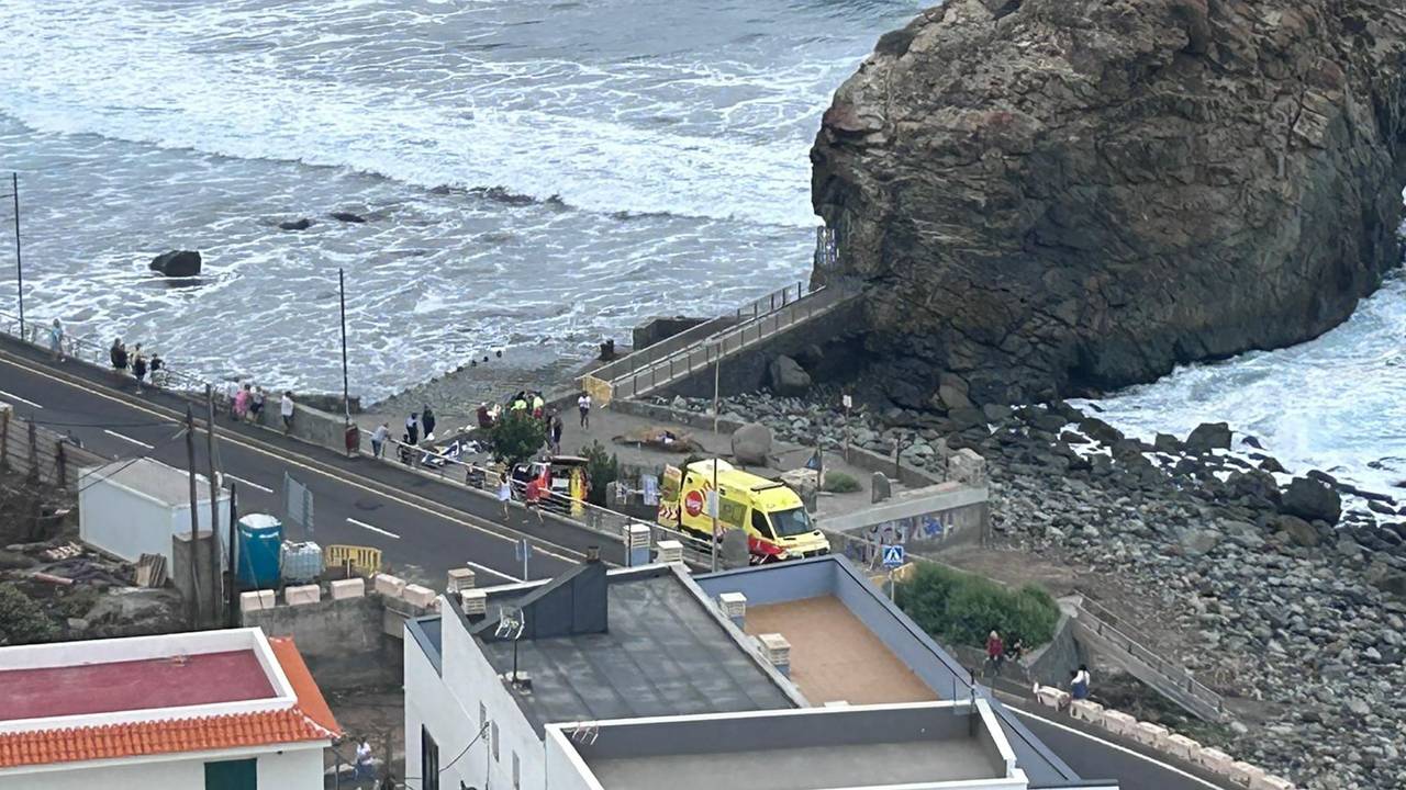 Einsatzkräfte stehen beim Strand von Roque de Las Bodegas.