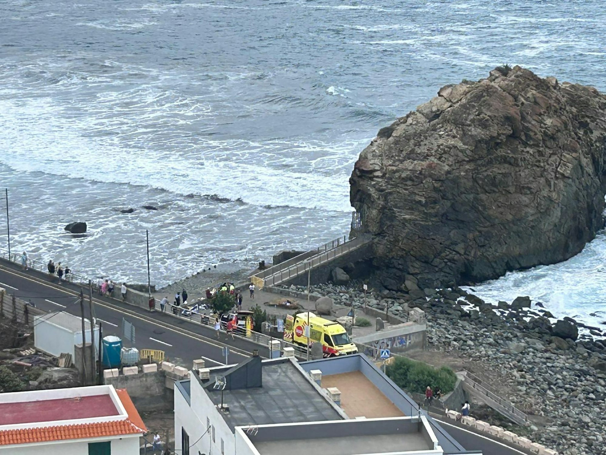 Einsatzkräfte stehen beim Strand von Roque de Las Bodegas.
