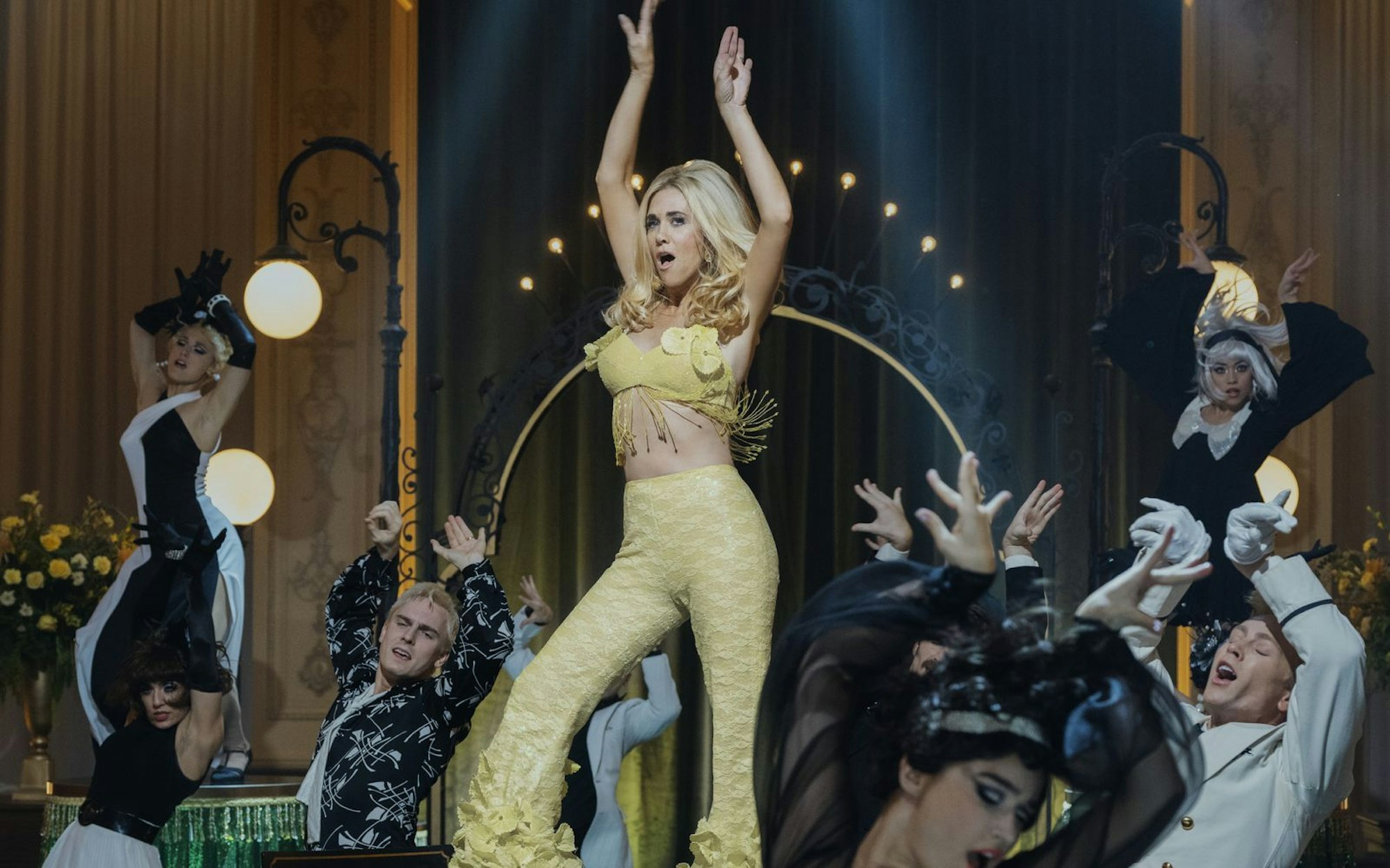 Ann-Margret, bist du es? Nein, es ist Kristen Wiig. Die Hauptdarstellerin der Serie „Palm Royale“ gibt als Maxine auch in Staffel zwei alles, um zur High Society von Palm Beach zu gehören - und die späten Sechziger stehen ihr gut. (Bild: Apple TV)