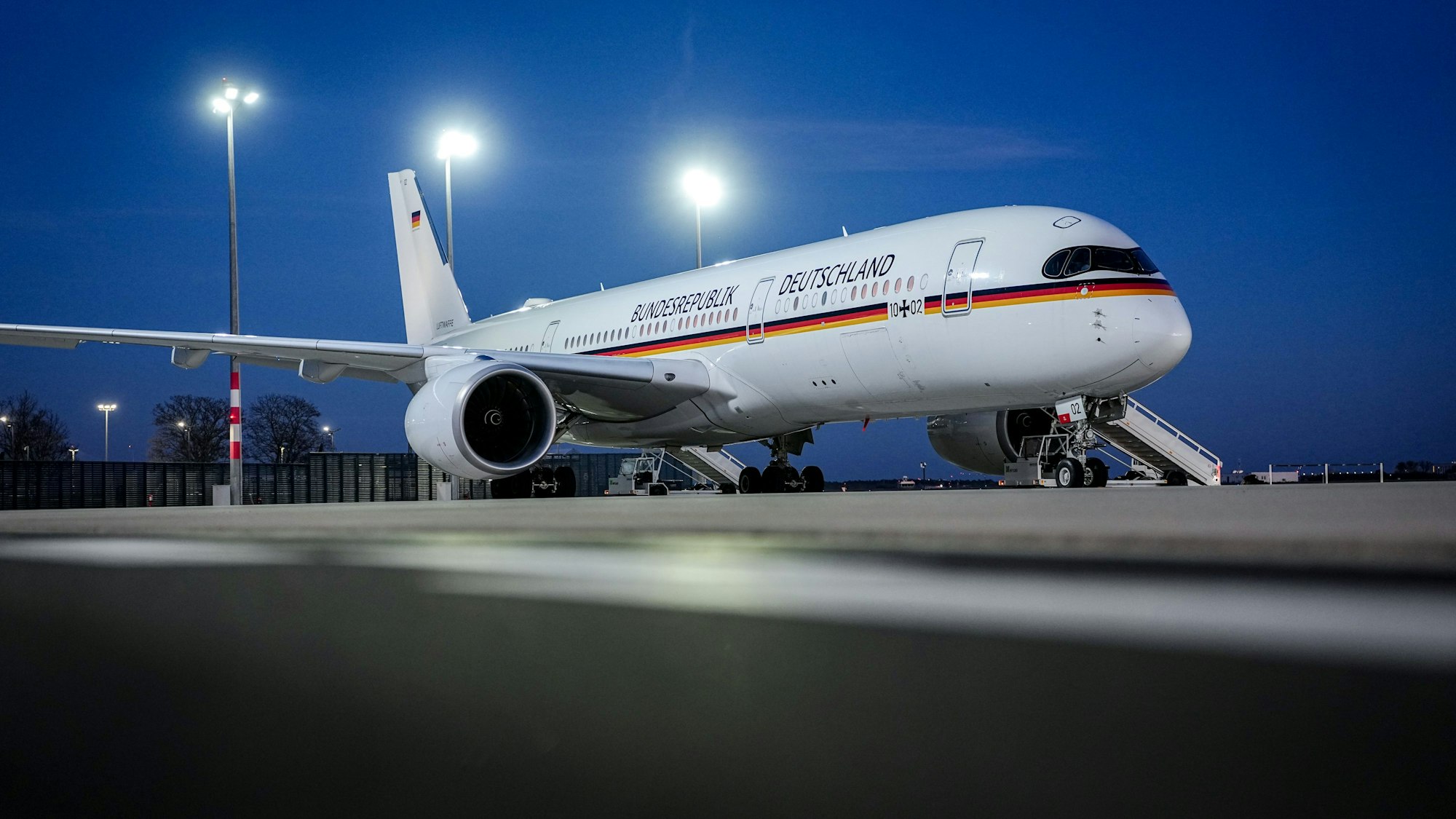 Ein Airbus A350 der Luftwaffe steht auf dem militärischen Teil des Flughafens Berlin-Brandenburg (Archivfoto).