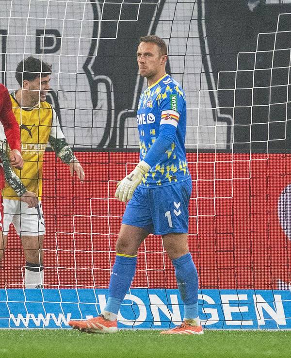Borussia-Park am 8. November 2025: Joël Schmied (1. FC Köln) holt den Ball aus dem Tor, Torwart Marvin Schwäbe ist sauer.