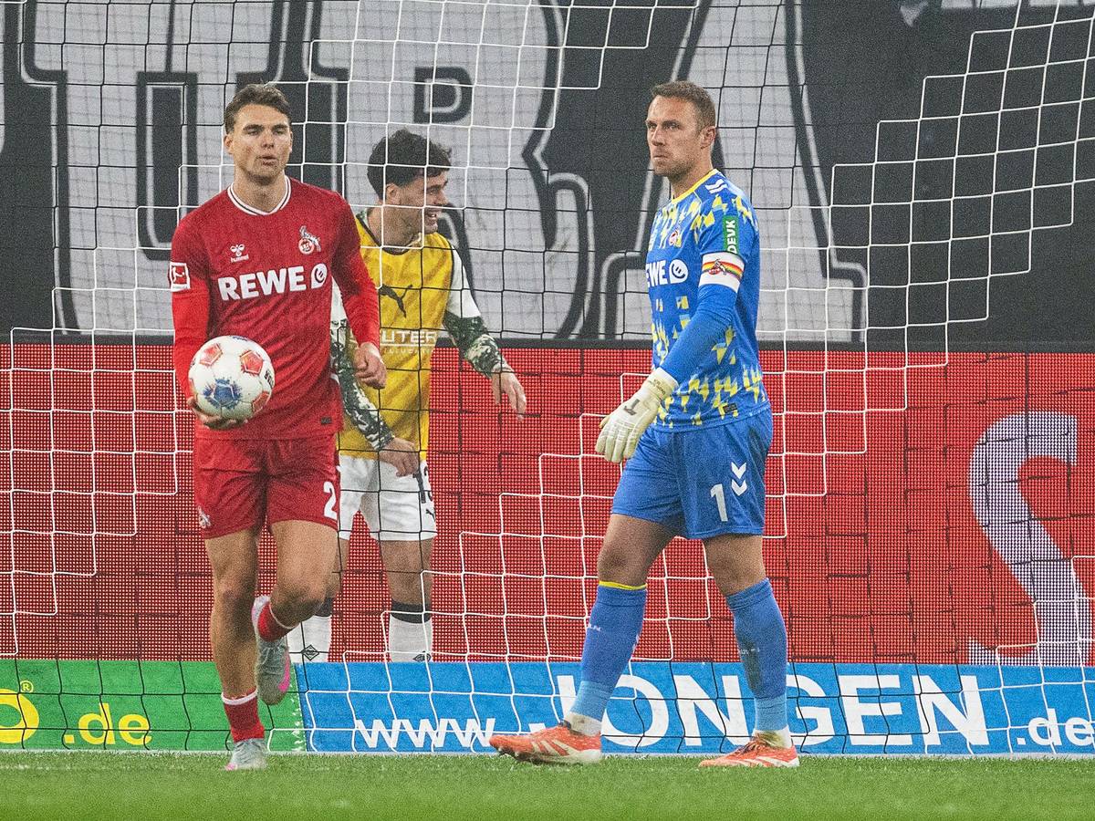 Borussia-Park am 8. November 2025: Joël Schmied (1. FC Köln) holt den Ball aus dem Tor, Torwart Marvin Schwäbe ist sauer.