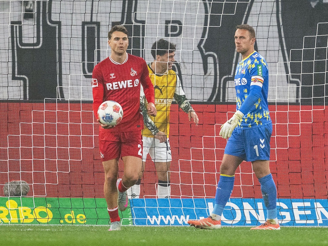 Borussia-Park am 8. November 2025: Joël Schmied (1. FC Köln) holt den Ball aus dem Tor, Torwart Marvin Schwäbe ist sauer.