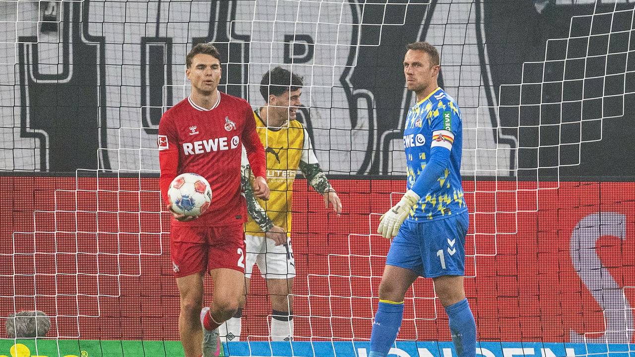Borussia-Park am 8. November 2025: Joël Schmied (1. FC Köln) holt den Ball aus dem Tor, Torwart Marvin Schwäbe ist sauer.