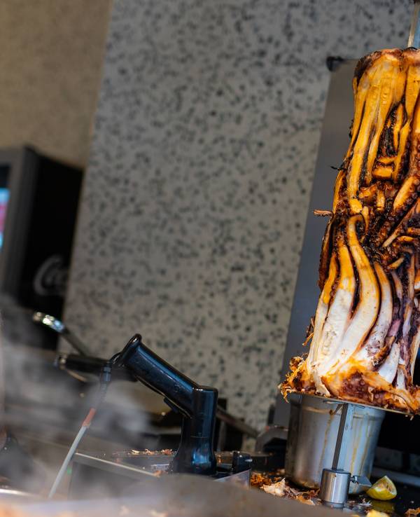 PRODUKTION - 07.11.2025, Baden-Württemberg, Karlsruhe: Ein Calamari-Kebabspiess hängt im Restaurant «Pescobar». Nach der ersten Filiale in London hat ein rumänischer Meeresfrüchte-Anbieter nun seine zweite Filiale mit Calamari-Kebab in Karlsruhe eröffnet. (zu dpa: «Neuer Döner-Hype? Tentakel am Spieß sorgt für Wirbel») Foto: Philipp von Ditfurth/dpa +++ dpa-Bildfunk +++