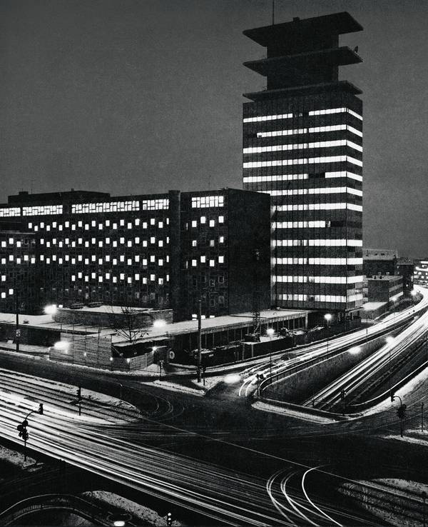 Der überdachte Treppenauflauf / -abgang an der Cäcilienstraße/Nord-Süd-Fahrt (links im Foto). Auch dieser Tunnel wurde geschlossen.