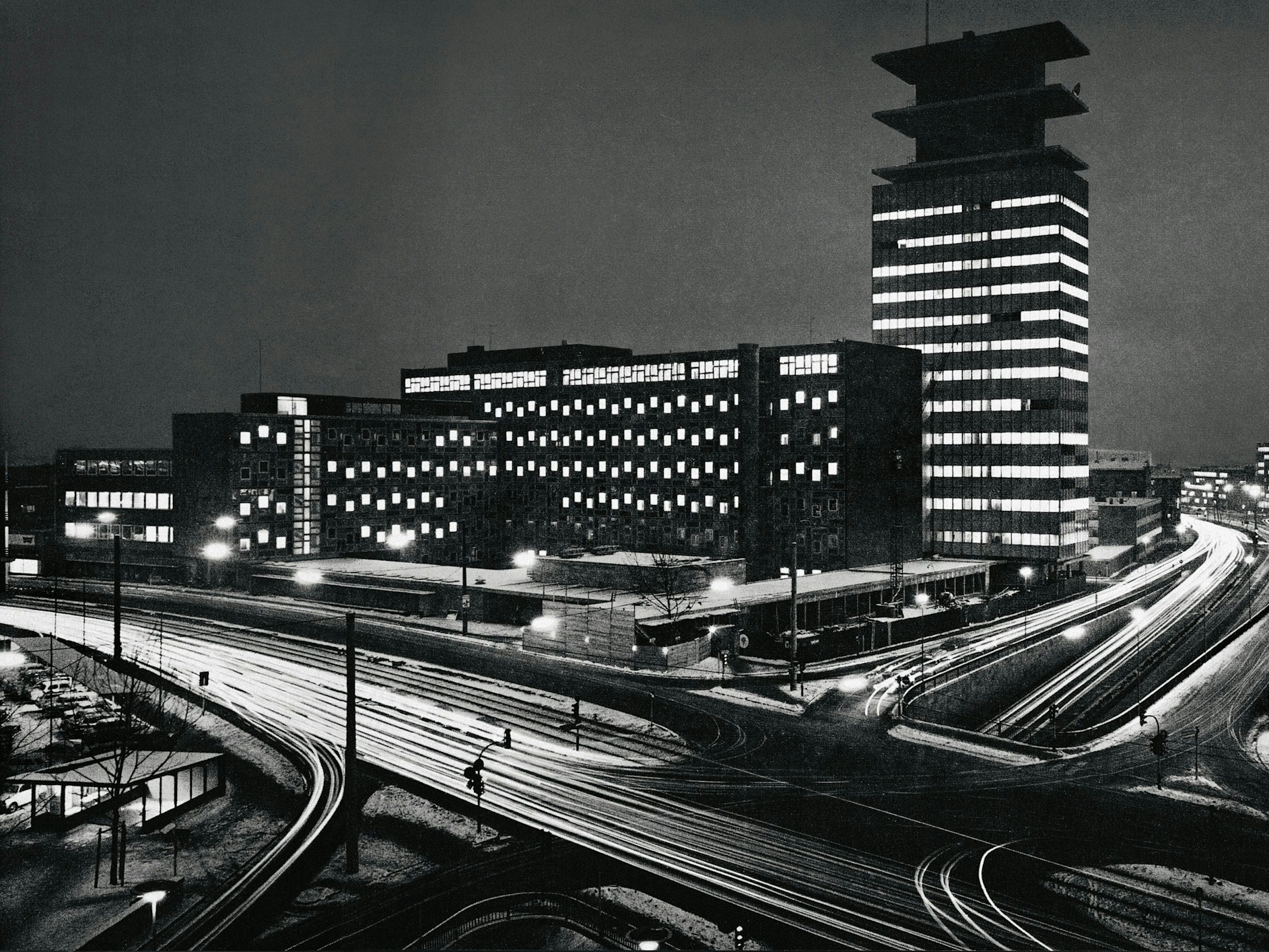 Der überdachte Treppenauflauf / -abgang an der Cäcilienstraße/Nord-Süd-Fahrt (links im Foto). Auch dieser Tunnel wurde geschlossen.