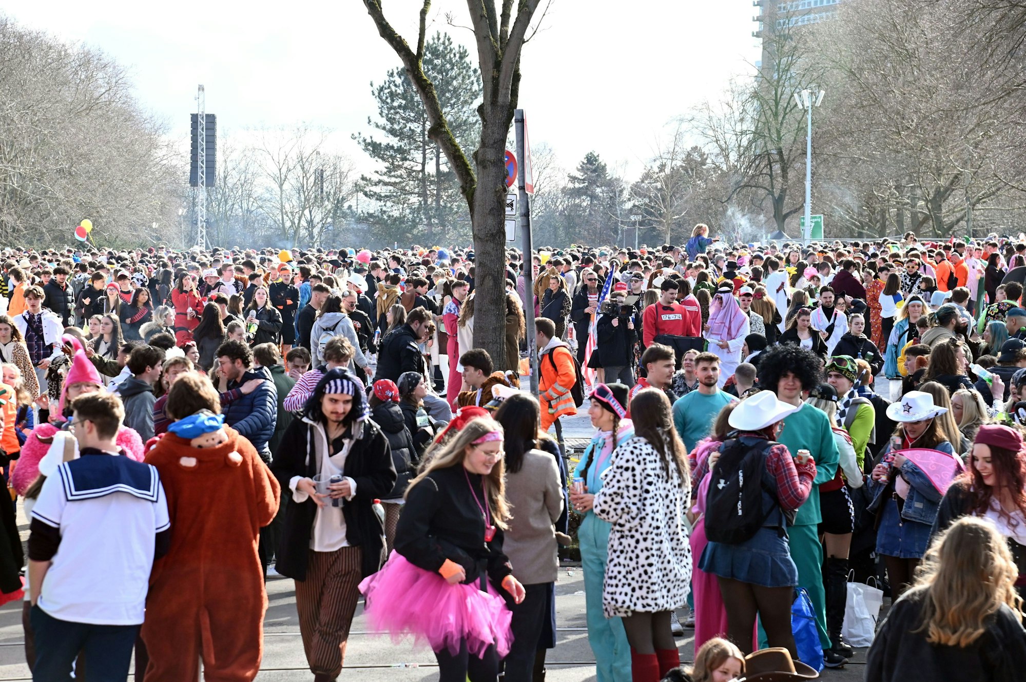 27.02.2025 Köln. Weiberfastnacht auf der Zülpicher Straße und Umgebung. Foto: Alexander Schwaiger