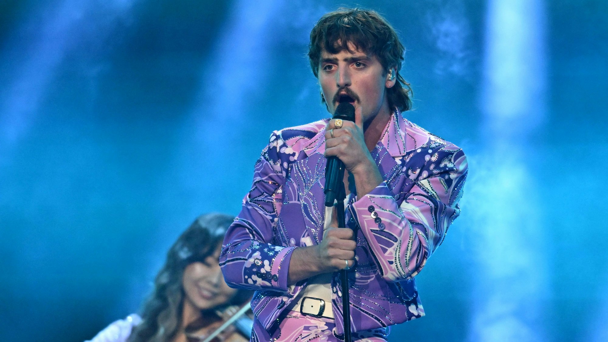 Benson Boone trat in der Lanxess-Arena auf. Das Foto zeigt den US-Sänger bei einem Auftritt in Las Vegas.