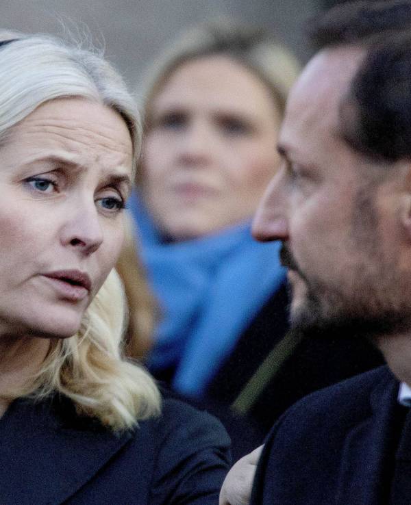 Kronprinzessin Mette-Marit und Kronprinz Haakon unterhalten sich.
