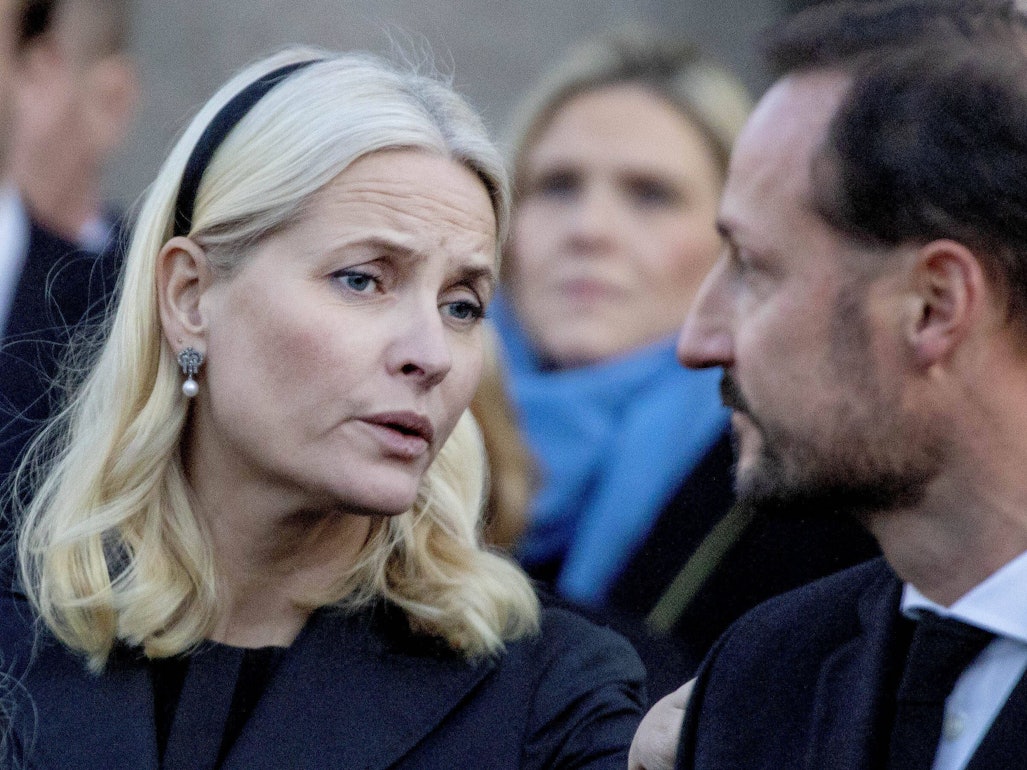 Kronprinzessin Mette-Marit und Kronprinz Haakon unterhalten sich.