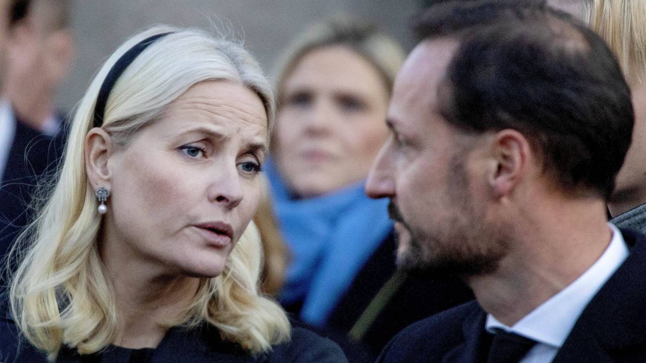 Kronprinzessin Mette-Marit und Kronprinz Haakon unterhalten sich.
