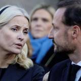 Kronprinzessin Mette-Marit und Kronprinz Haakon unterhalten sich.