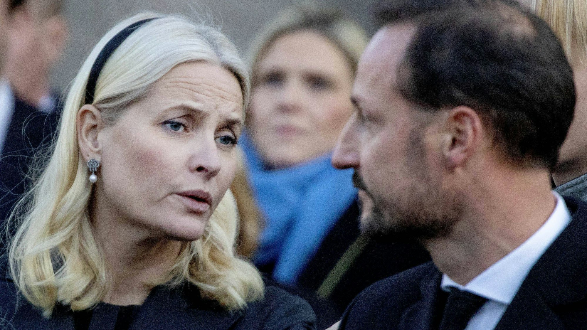 Kronprinzessin Mette-Marit und Kronprinz Haakon unterhalten sich.