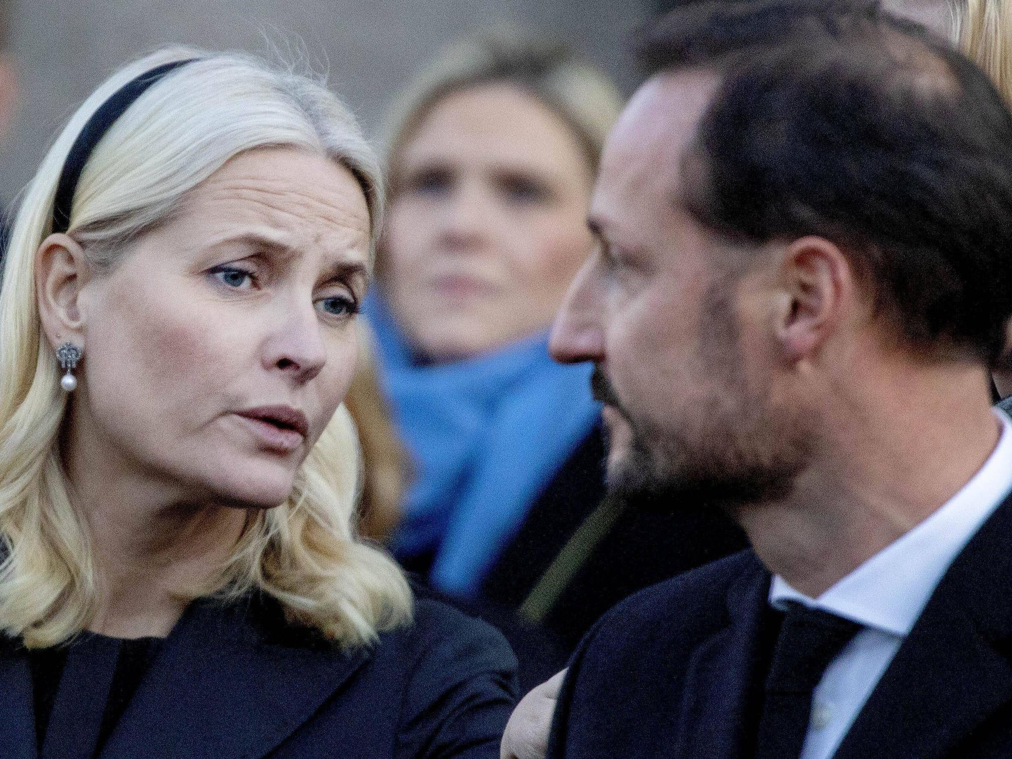 Kronprinzessin Mette-Marit und Kronprinz Haakon unterhalten sich.