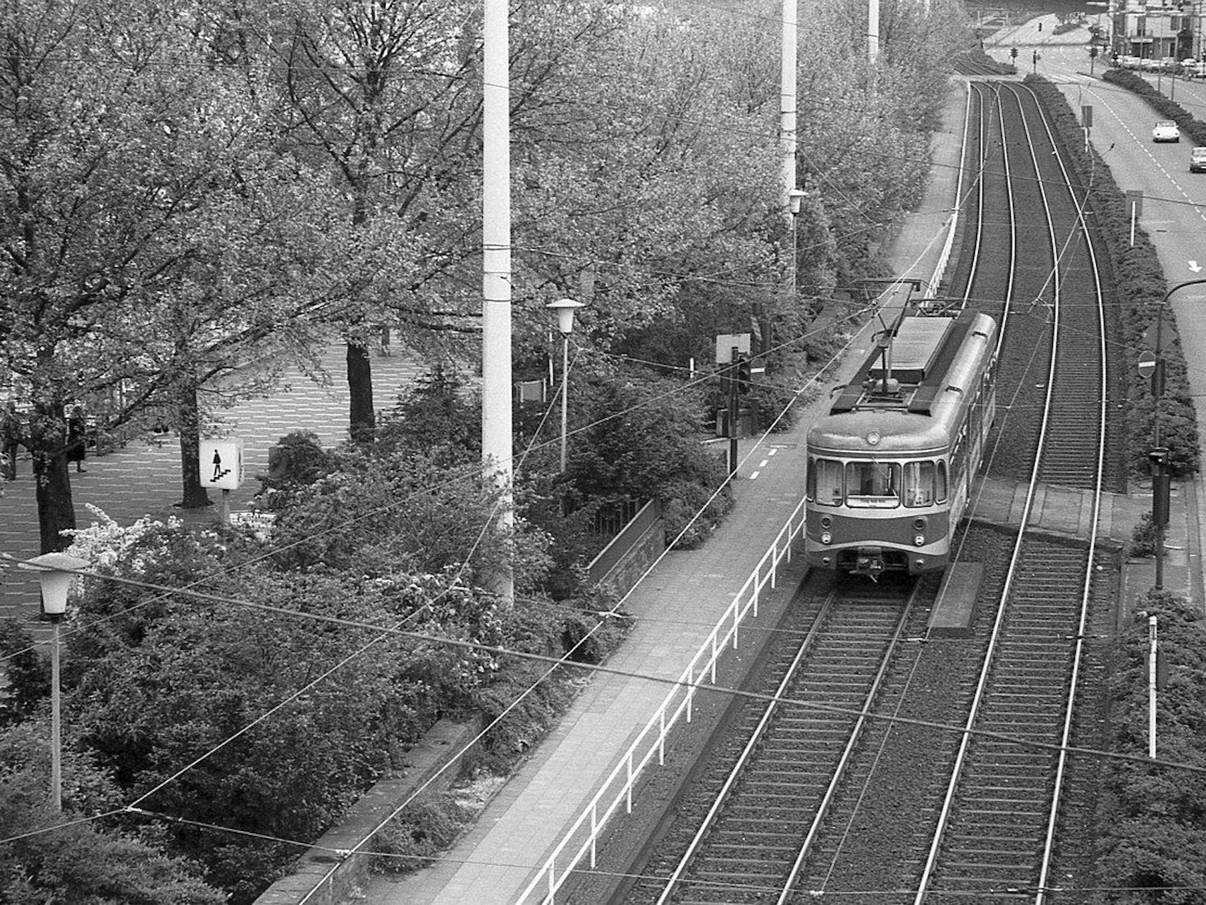 Die Köln-Bonner-Eisenbahn verkehrte am Rheinufer. Kurz vor der Hohenzollernbrücke (Endstation) unterquerte ein Fußgängertunnel die Gleise. Heute befindet sich hier der Rheinufertunnel.