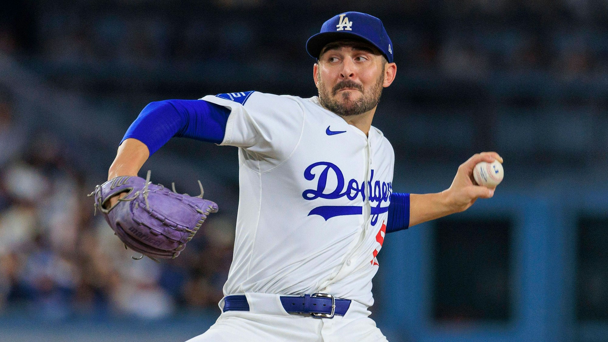 Alex Vesia wirft einen Ball.