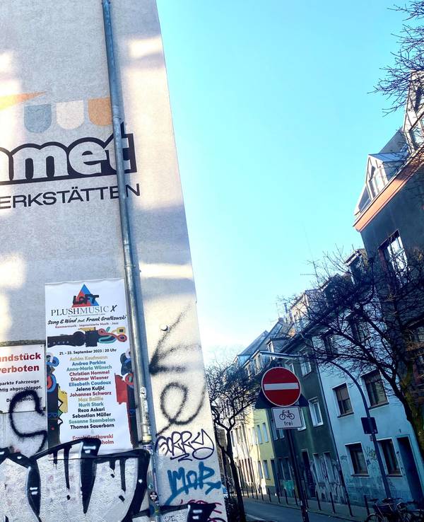 Eine Hauswand mit Aufschrift