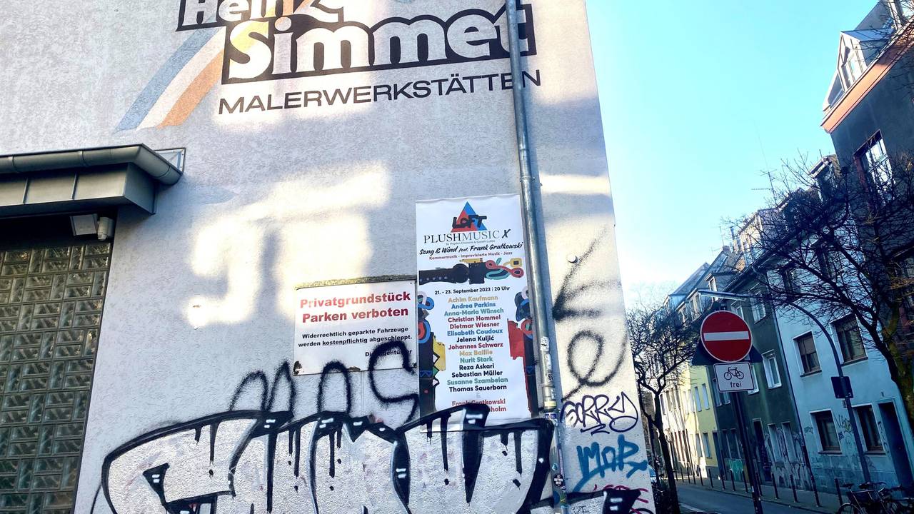 Eine Hauswand mit Aufschrift