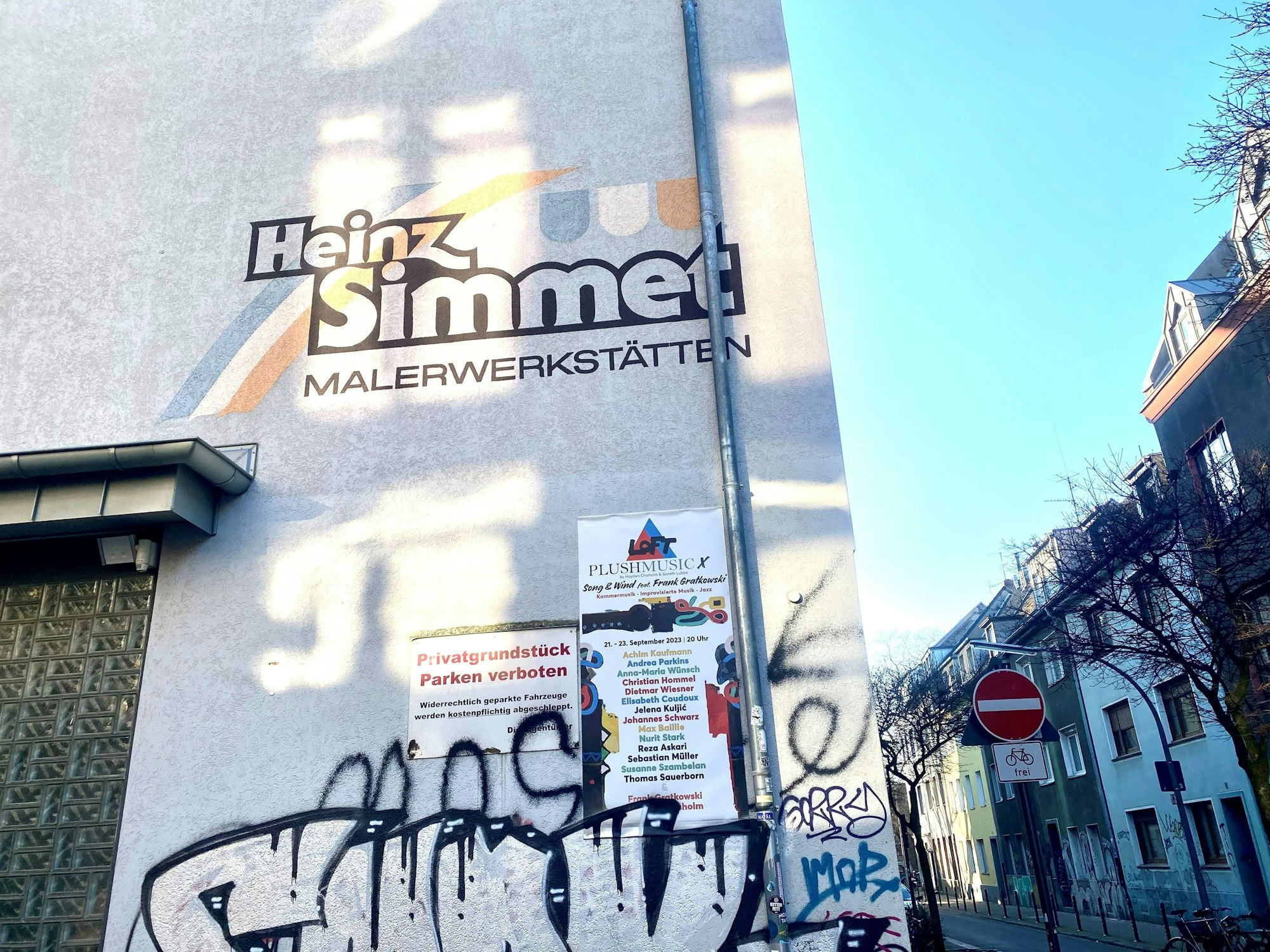 Eine Hauswand mit Aufschrift