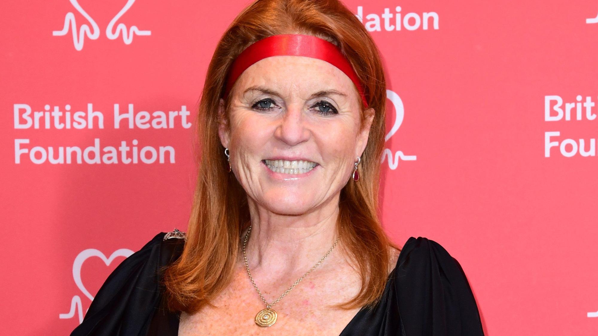 Sarah „Fergie“ Ferguson posiert für Fotografen.