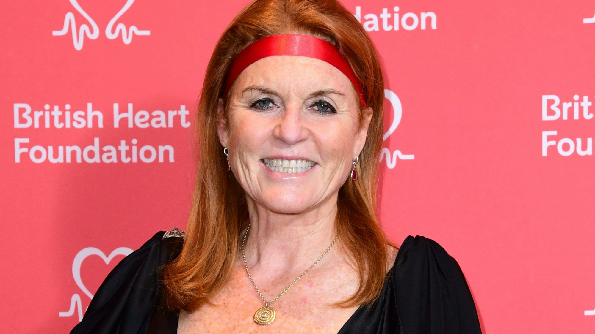 Sarah „Fergie“ Ferguson posiert für Fotografen.