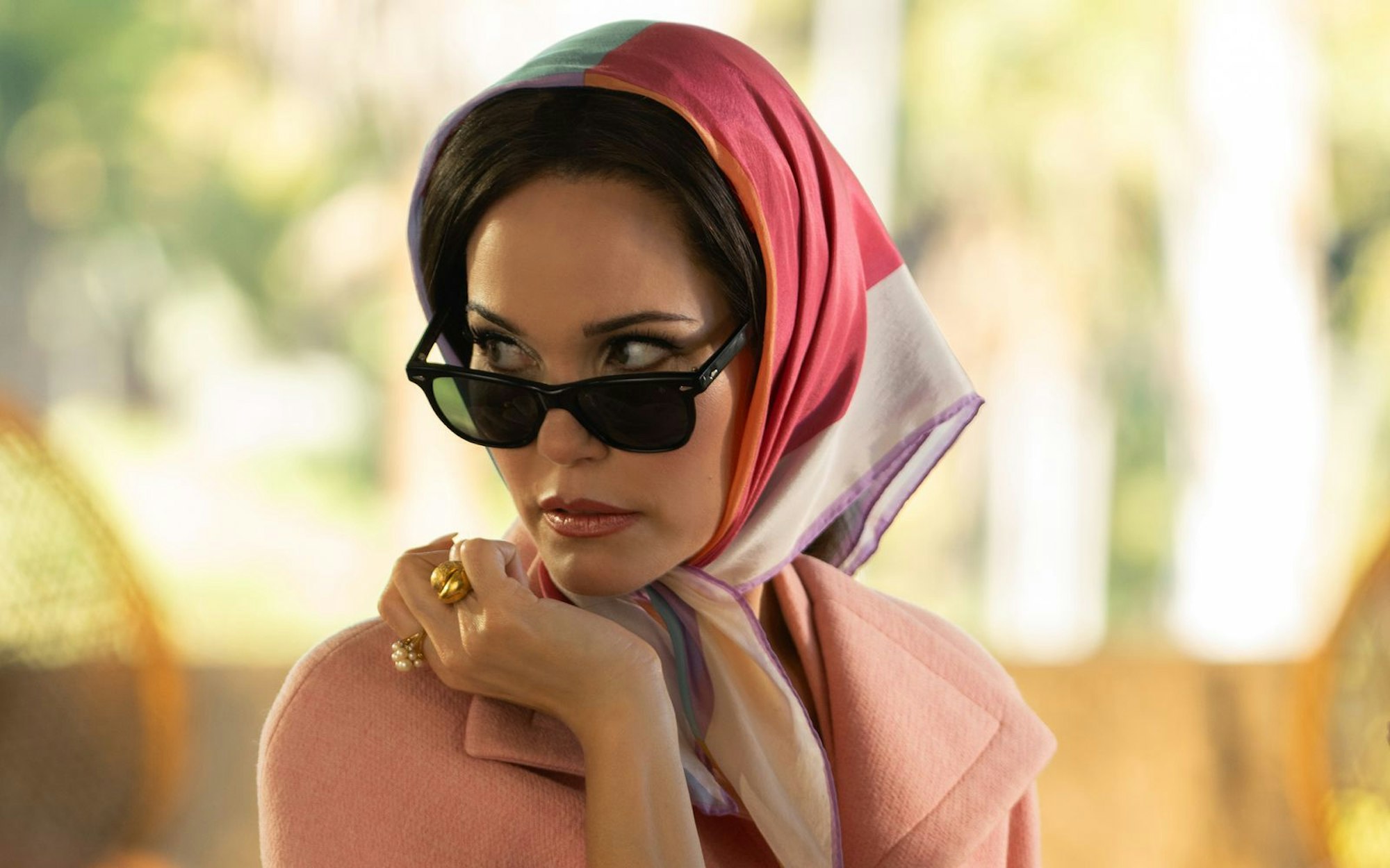 Dinah (Leslie Bibb) hält Ausschau nach dem nächsten reichen Ehegatten, Frau muss ja schauen, wo sie bleibt, wenn der eigentlich geliebte Ehemann Nummer eins ein Loser ist. (Bild: Apple TV)