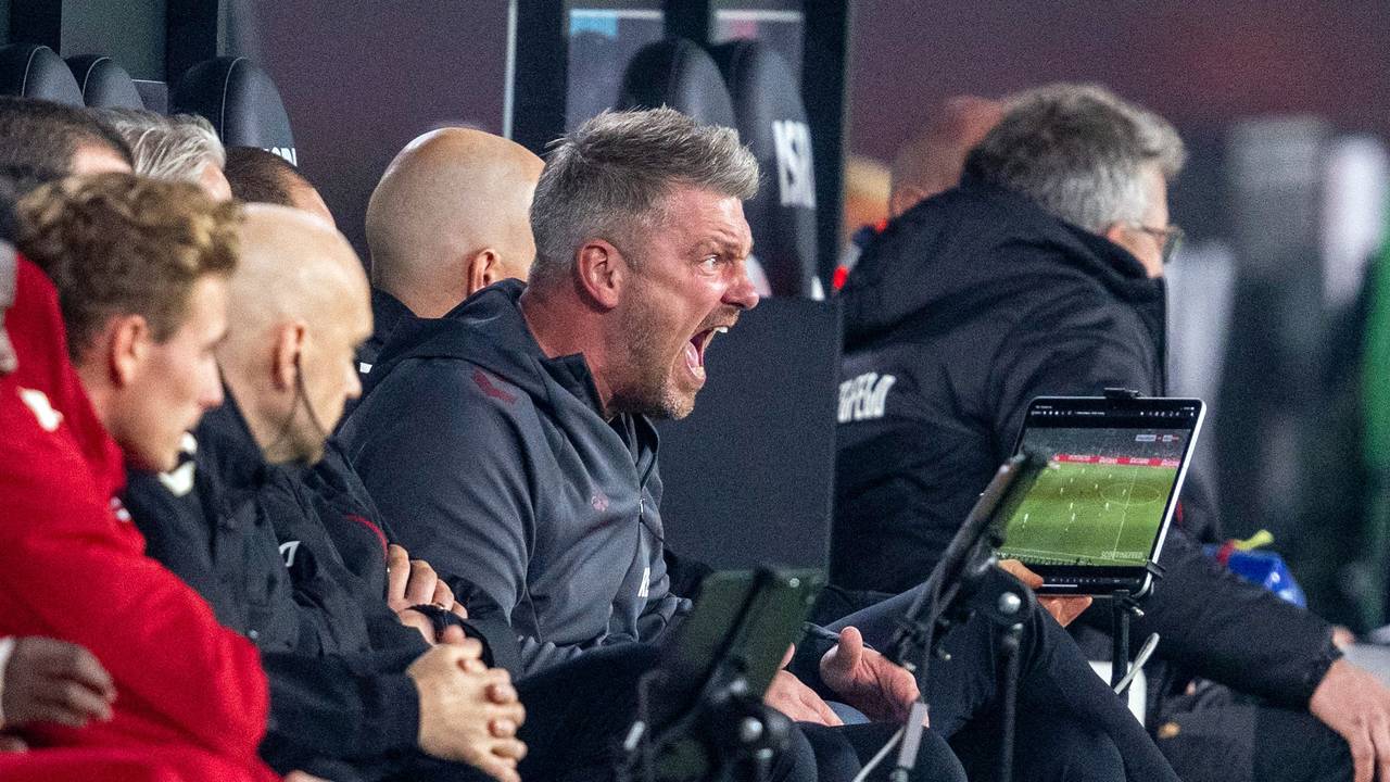Wütend: Köln-Trainer Lukas Kwasniok am 8. November 2025 beim Derby in Mönchengladbach. Köln verlor 1:3.