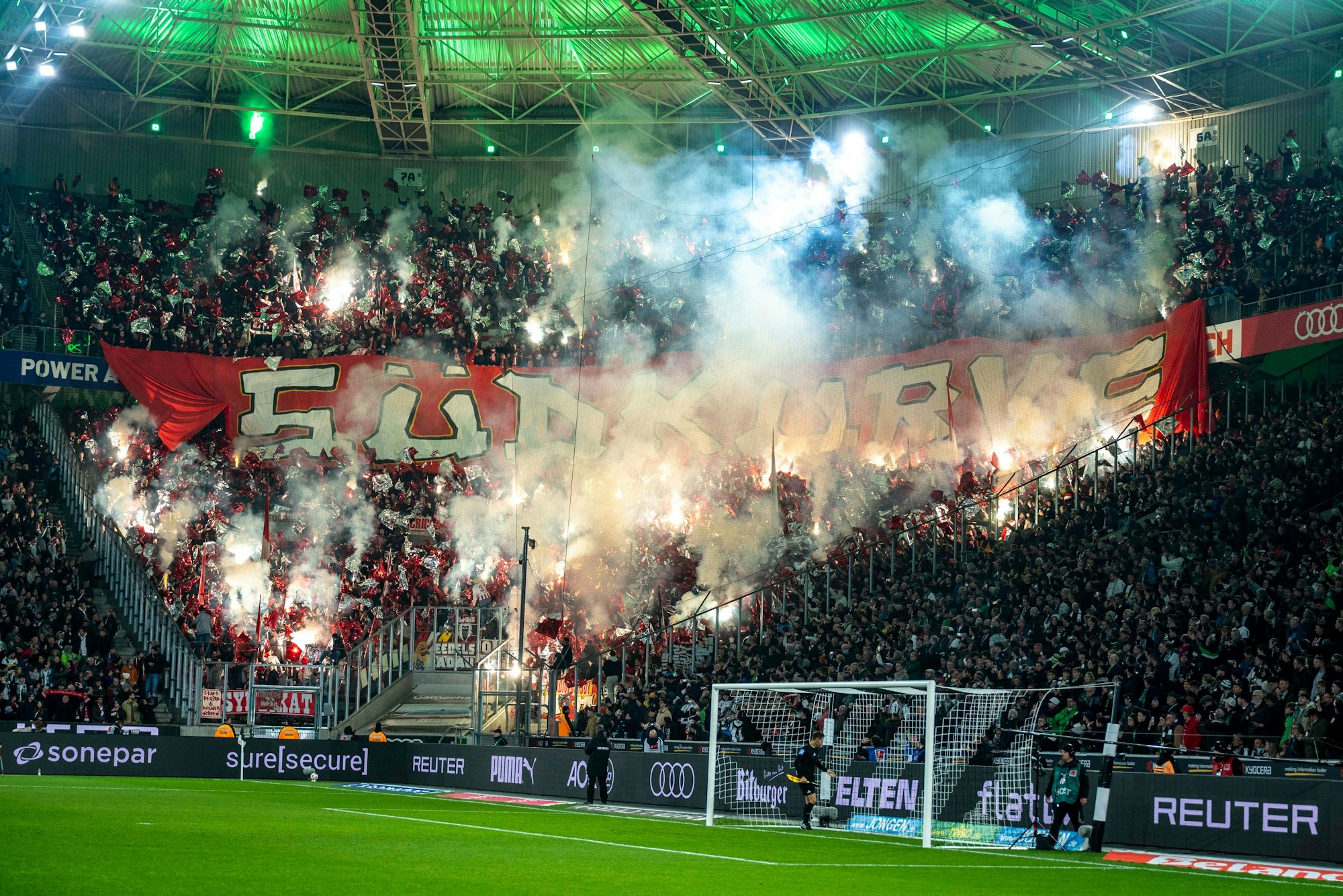 Die FC-Fans zündeln im Borussia-Park.