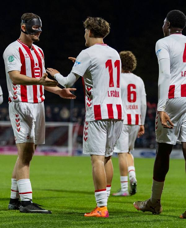 Die U19-Spieler des 1. FC Köln jubeln gemeinsam.