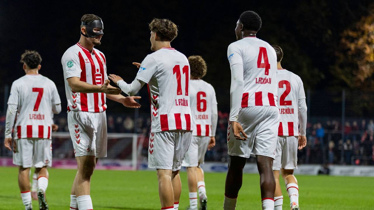 Die U19-Spieler des 1. FC Köln jubeln gemeinsam.