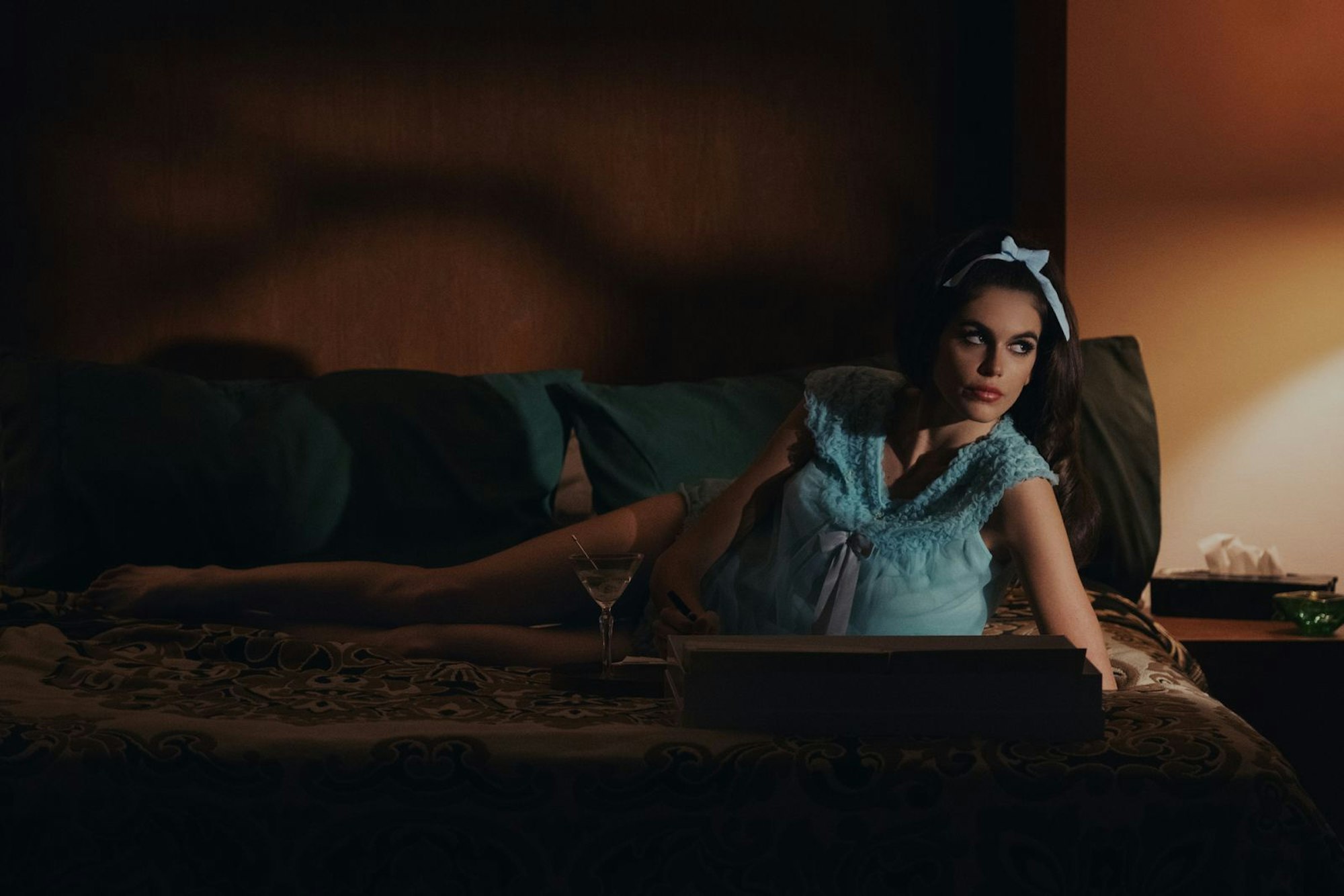 Einst betrog Douglas seine Verlobte Linda mit Maxine - die nichts von seinem Leben in Palm Springs wusste. Nun hat er Maxine mit Mitzi (Kaia Gerber) aus dem Nagelstudio betrogen und erwartet ein Baby mit ihr. (Bild: Apple TV)