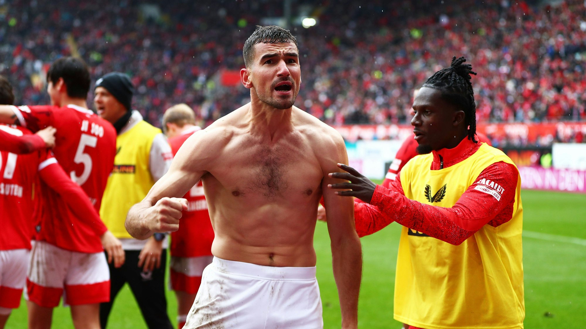 Ivan Prajin jubelt mit blanker Brust über ein Tor für den 1. FC Kaiserslautern.