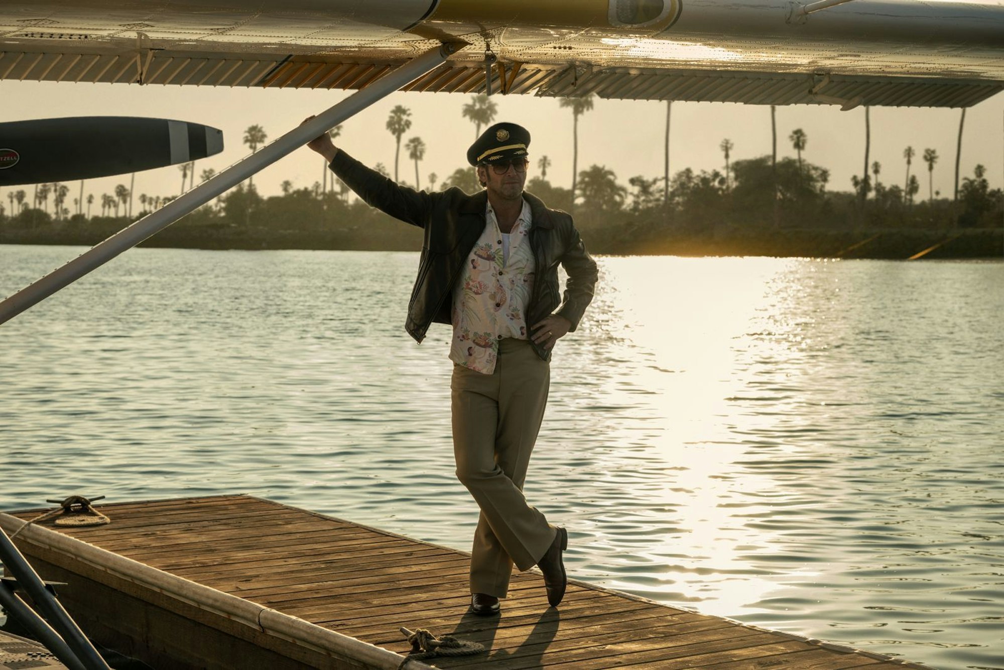 Douglas (Josh Lucas), wie er sich am liebsten sieht: als coolen Piloten mit Schlag bei den Frauen. Seine Ehe mit Maxine ist stark strapaziert und dennoch lieben sie sich. Dummerweise hat er eine andere geschwängert, und seine Tante Norma besteht darauf, dass er sich scheiden lässt, um die junge Mitzi zu heiraten. (Bild: Apple TV)