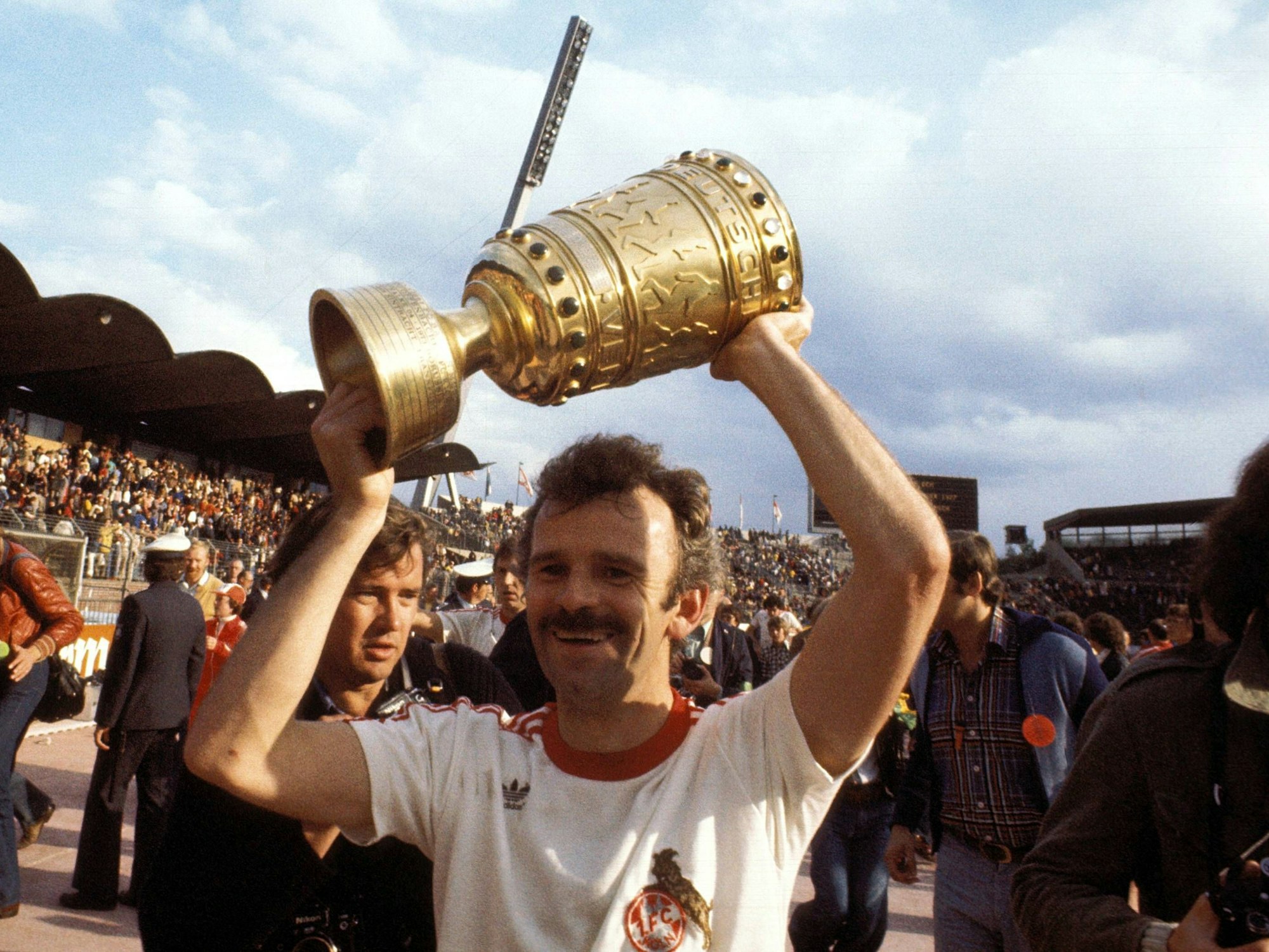 Fußball, DFB-Pokalfinale 1976/1977, Wiederholungsspiel, 1. FC Köln - Hertha BSC Heinz Simmet Köln hält den DFB-Pokal in seinen Händen