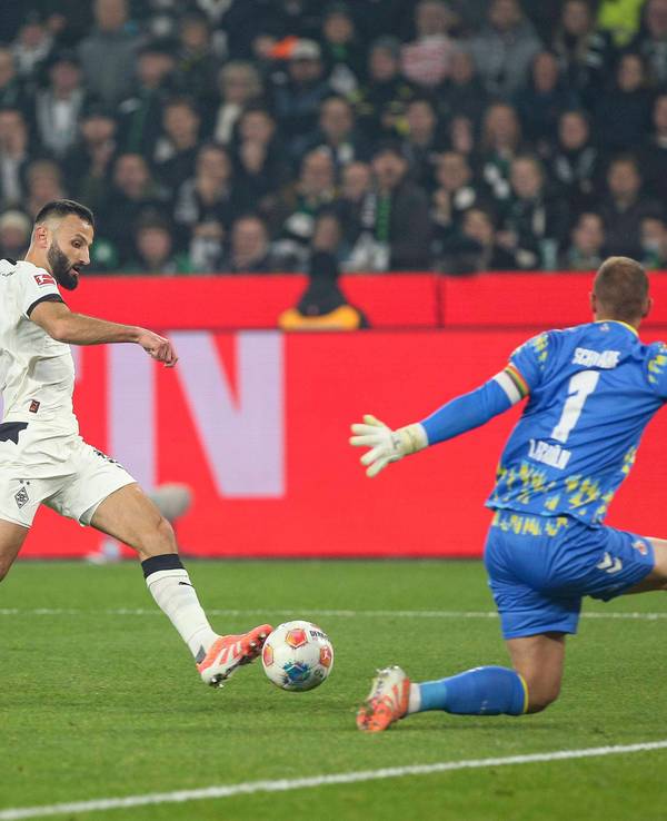 Franck Honorat (Borussia Mönchengladbach) prüfte am 8. November 2025 Marvin Schwäbe (1. FC Köln).