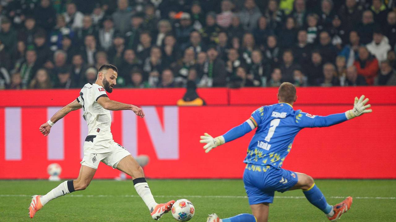 Franck Honorat (Borussia Mönchengladbach) prüfte am 8. November 2025 Marvin Schwäbe (1. FC Köln).