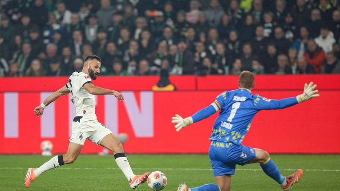 Franck Honorat (Borussia Mönchengladbach) prüfte am 8. November 2025 Marvin Schwäbe (1. FC Köln).