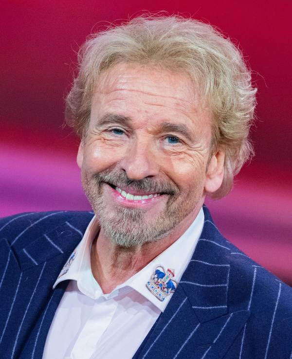 Thomas Gottschalk steht beim RTL-Jahresrückblick "Menschen, Bilder, Emotionen 2022" im Studio.